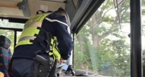Sans permis, un conducteur fait un doigt d’honneur en doublant… face à la directrice interdépartementale de la police nationale