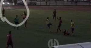 Un match de football professionnel éclairé par les phares d’une BMW