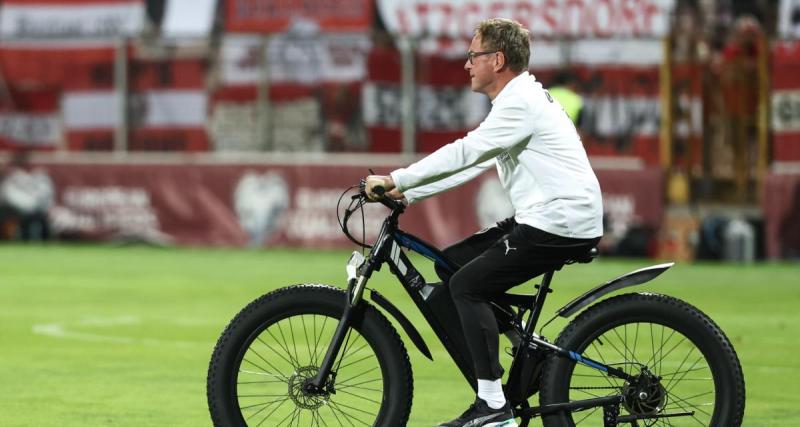  - En VTT sur la pelouse, l'image lunaire de l'ancien boss de Manchester United