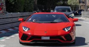 Au volant d’une Lamborghini, il fait le malin devant la foule et explose son circuit d’eau