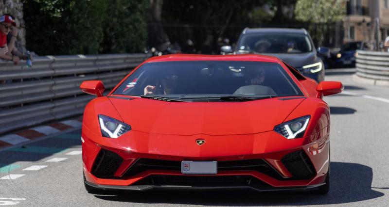  - Au volant d’une Lamborghini, il fait le malin devant la foule et explose son circuit d’eau