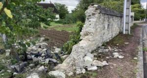 Une voiture pulvérise un mur en pleine nuit… mais aucune trace du conducteur