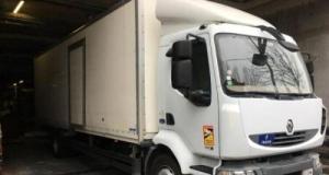 Coincé dans une ruelle : ce camion de 40 tonnes et 14 m obligé de reculer sur des mètres !