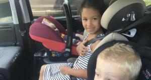 Deux enfants abandonnés dans une voiture pendant que leurs parents font la fête
