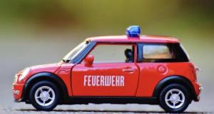 Trois lycéens fabriquent des voitures de course lors du concours Course en cours