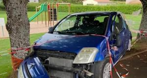 Panique totale : une automobiliste défonce le portail d’une école à pleine vitesse