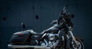 Il promet 1 000 $ à quiconque réussira à soulever sa Harley monstrueuse (Vidéo)!