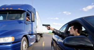 Un chauffeur routier se fait doubler par une voiture sur l’autoroute, le passager lui sort une arme