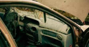 Il brise une vitre de voiture, en pensant voler un colis précieux… pour repartir finalement avec de la lingerie féminine !