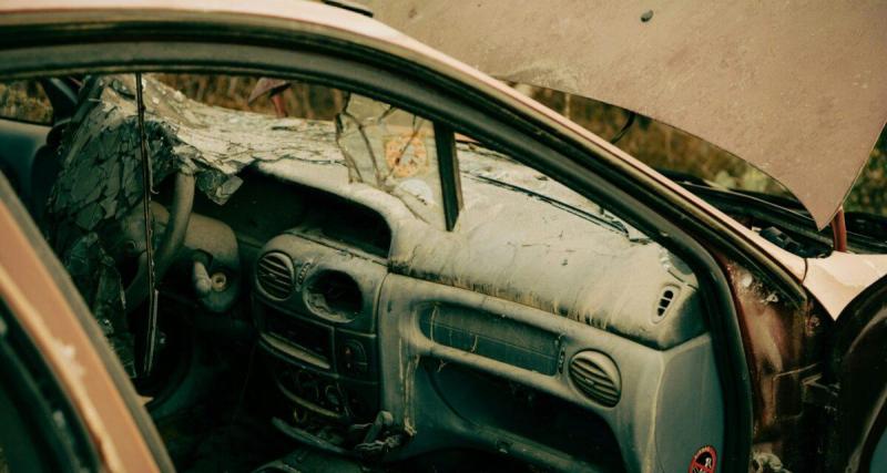  - Il brise une vitre de voiture, en pensant voler un colis précieux… pour repartir finalement avec de la lingerie féminine !