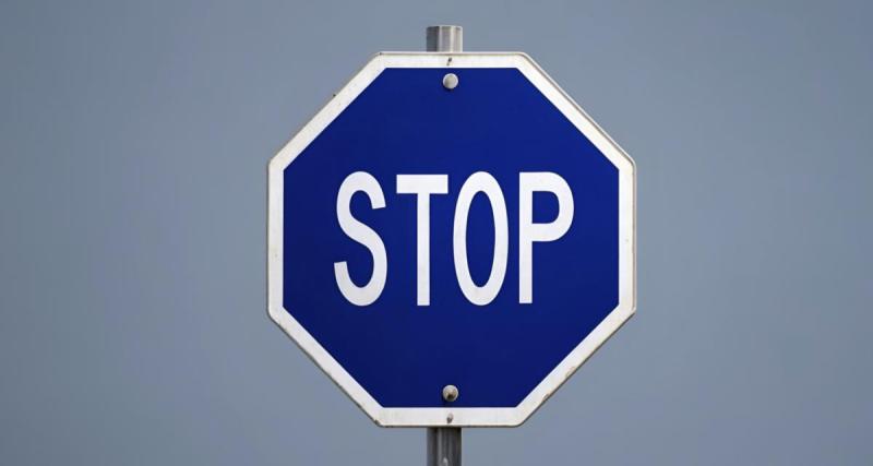  - Sur cette île, les panneaux STOP sont bleus !