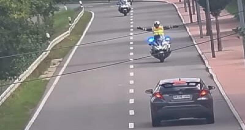 - La scène improbable d’un policier à moto qui fait dégager la circulation en un seul mouvement