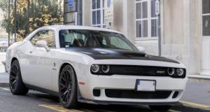 La police détruit une Dodge Hellcat pour dissuader les courses illégales
