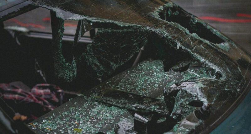  - Panique : une voiture percute un poteau, son conducteur disparaît