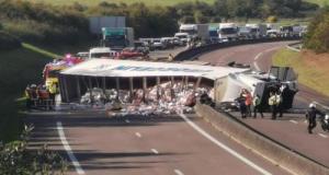 Un poids lourd chargé d’alcool se renverse : 3 km de bouchons paralysent l’A28