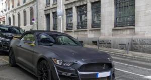Il perd le contrôle de sa Mustang lors d’un car show Ford et finit dans un fossé