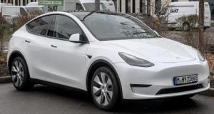 Des parents brisent d'une Tesla les vitres pour sauver leurs enfants coincés