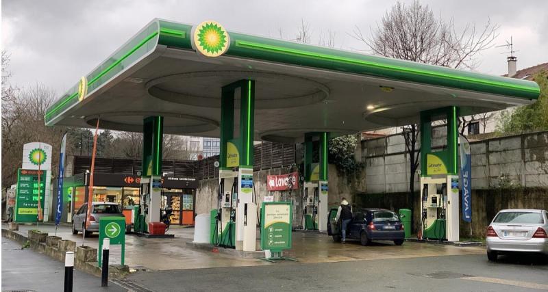  - Un homme échappe de justesse à une voiture hors de contrôle