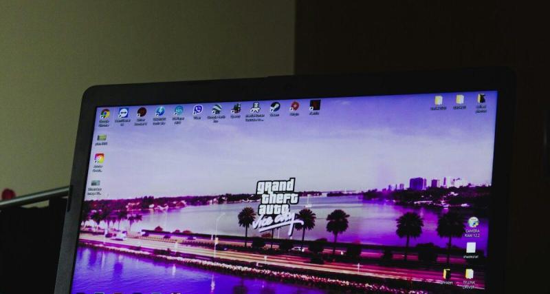  - Surréaliste : elle joue à GTA5 sur console, quand soudain… une vraie course-poursuite défonce le mur de son appartement !