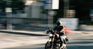 Jeune motard contrôlé à 122 km/h : permis suspendu et moto envoyée à la fourrière