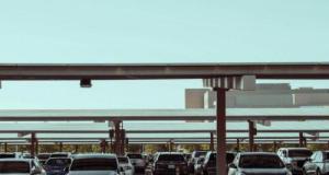 Arnaque géante près d’un aéroport : un parking clandestin démantelé, plus de 200 voitures saisies
