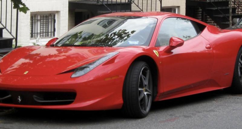  - La police arrête un homme en excès de vitesse au volant d’une Ferrari… Et le félicite pour ses prouesses