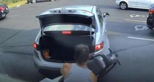 Il tente de voler une moto en la mettant… dans le coffre d’une Toyota