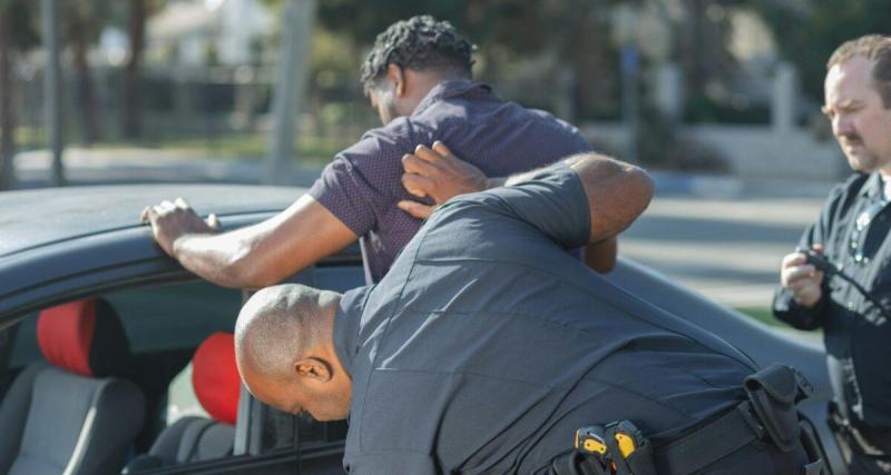  - Agacé par un conducteur jugé trop lent, il le projette hors de la route