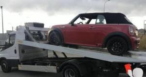Flashé à toute vitesse au volant d’une Mini Cooper, son joli bolide finit sur le dos de la fourrière