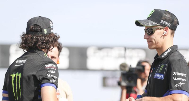  - Yamaha : la séquence hilarante de Quartararo et Rins qui taclent un fan de Marc Márquez en plein show