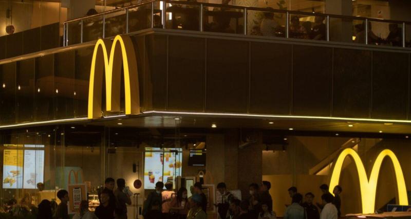  - Il klaxonne pour éviter un accident devant un McDonald’s… l’autre conducteur le poursuit et l’agresse sauvagement