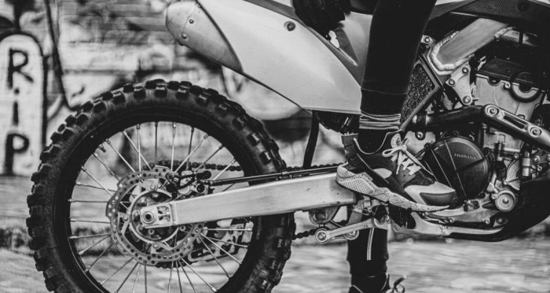  - Il tente d’échapper aux policiers en motocross : sa fuite tourne au pire