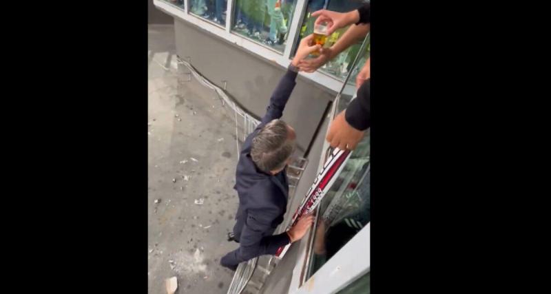  - Après l'exploit de Lille à Rome, Olivier Létang chipe une bière à un supporter en tribune