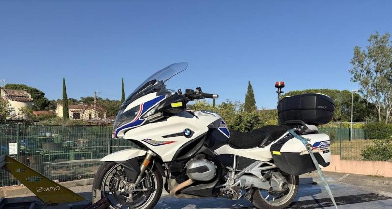  - Il voulait du respect sur la route : il transforme sa moto en véhicule de police, gyrophare, bandes réfléchissantes...tout y était