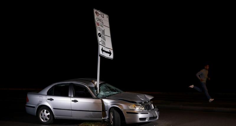  - Ivre, il encastre sa voiture dans un panneau et tente de fuir
