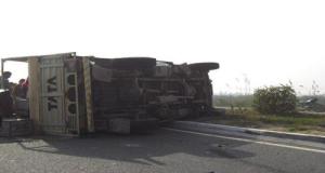 A20 paralysée : un camion se couche en pleine voie, la réouverture repoussée à dimanche midi