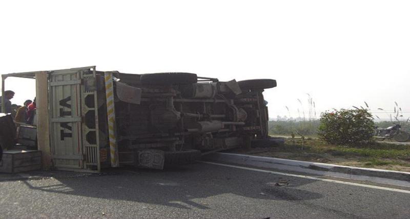  - A20 paralysée : un camion se couche en pleine voie, la réouverture repoussée à dimanche midi