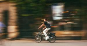 Il roule à 94 km/h sur un vélo électrique trafiqué au milieu des voitures : sa réaction scandalise