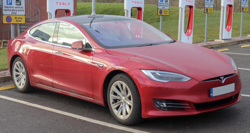  - Tesla visée par une nouvelle plainte : des familles accusent les poignées du Cybertruck d’avoir bloqué des adolescents dans un véhicule en flammes