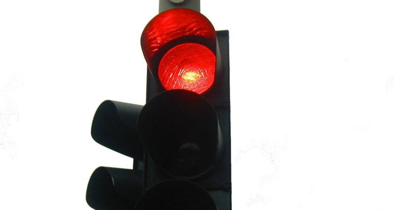  - Ce feu tricolore reste rouge durant 11 minutes, les automobilistes s'énervent