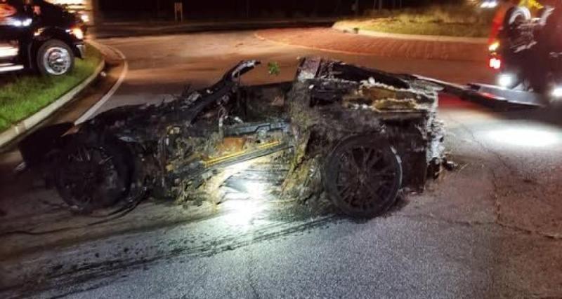 - Il éteint ses phares pour fuir la police… sa Corvette explose et part en fumée