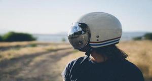 Il enlève son casque après un long trajet… et tombe nez à nez avec un serpent !