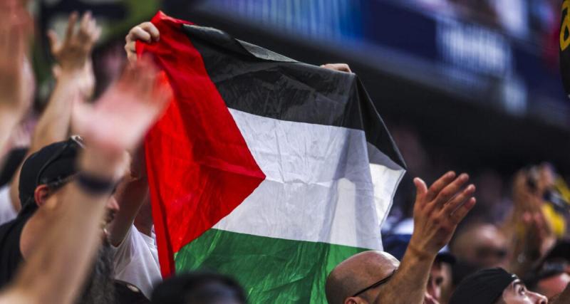 - Norvège - Israël : des drapeaux palestiniens affichés dans le stade, tension à son paroxysme
