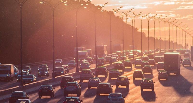  - Nue, elle abandonne sa voiture, interrompt la circulation et monte sur le séparateur de l’autoroute pour faire passer son message