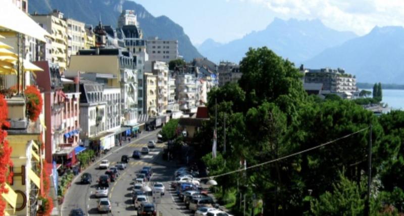  - Une femme nue interrompt la circulation pour faire passer un message politique