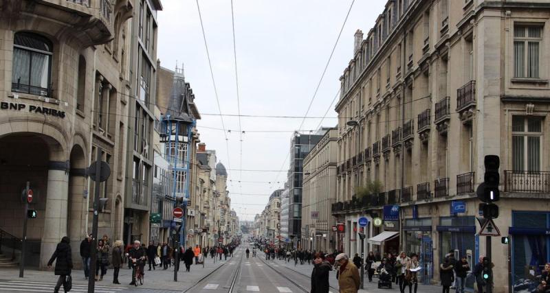  - Il part chercher sa commande et se retrouve sans voiture au retour