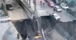 Un impressionnant effondrement engloutit une rue… un Toyota Hilux résiste