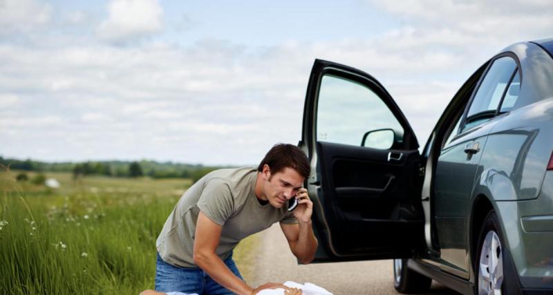  - Il aide sa femme à accoucher sur le bord de la route, guidé par téléphone