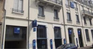 Une voiture termine sa course dans le hall d’une banque