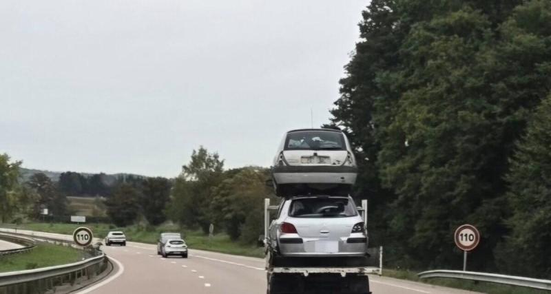  - Un chargement hallucinant : deux voitures superposées sur une seule dépanneuse, "Les inconscients, ça ose tout"